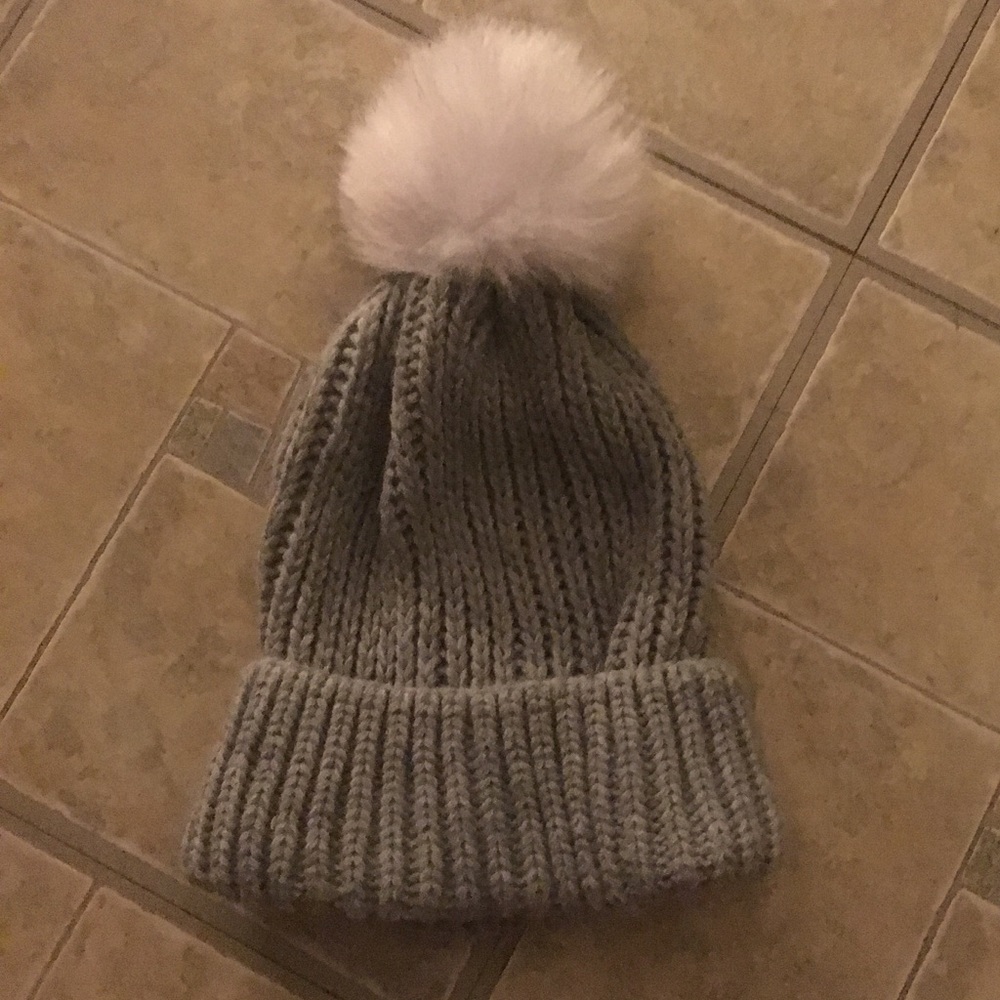 Pom Pom knit hat / beanie